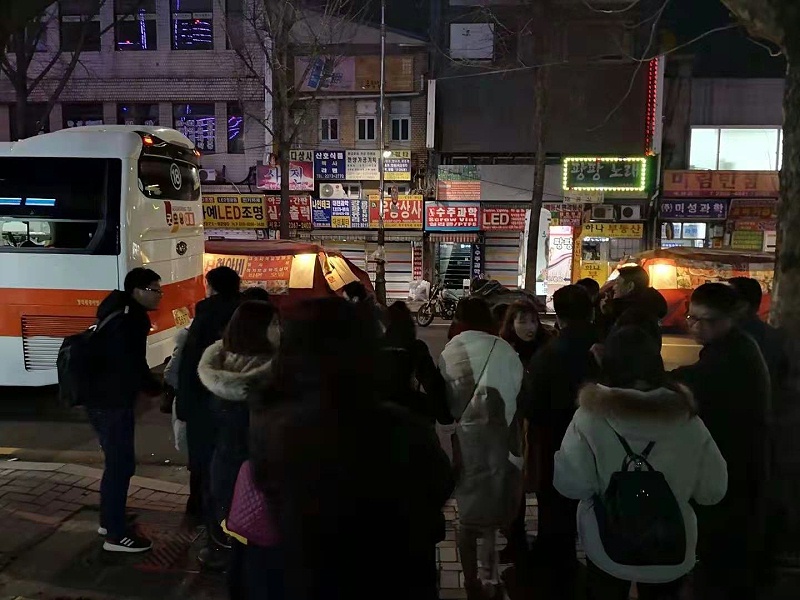 等待導(dǎo)游接機